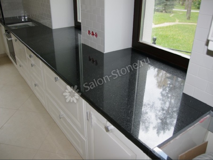 Широкий подоконник темного оттенка из кварцевого агломерата Radianz